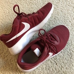 Nike Tanjun Maroon/Burgundy Sneakers